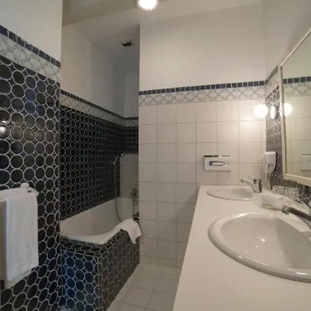فندق مبيت وإفطار Chateau De Lassalle 3*