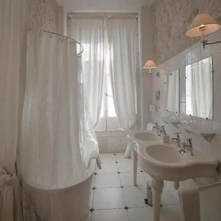 فندق مبيت وإفطار Chateau De Lassalle 3*